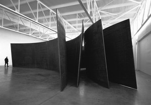 Richard Serra, Switch, 1999 (view 1). Weatherproof steel, 6 plates, each: 13'6" × 52' × 2" (4.1m × 15.9m × 5.1cm) © Richard Serra