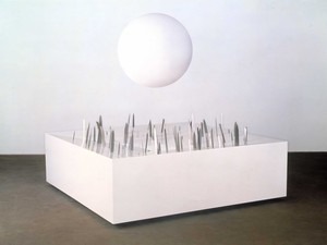 Damien Hirst, The History of Pain, 1999. Medium-density fibreboard box, knives, and beach ball, 29 ½ × 98 ½ × 98 ½ inches (74.9 × 250.2 × 250.2 cm) © Damien Hirst and Science Ltd. All rights reserved, DACS 2020. Photo: Mike Parsons