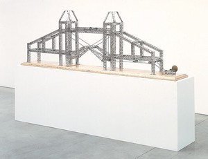 Chris Burden, Tower of London Bridge, 2003. Stainless steel reproduction Mysto Type I Erector parts and wood base, 30 × 96 × 12 inches (76.2 × 243.8 × 30.5 cm), edition of 6 © Chris Burden/Licensed by The Chris Burden Estate and Artists Rights Society (ARS), New York. Photo: © Douglas M. Parker Studio