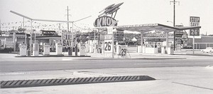 Ed Ruscha, Knox Less, Oklahoma City, Oklahoma, 1962. Gelatin silver print, image: 4 ¾ × 5 ¾ inches (12.1 × 14.6 cm), unique © Ed Ruscha. Photo: © Douglas M. Parker Studio