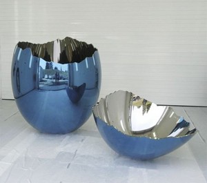 Jeff Koons, Cracked Egg (Blue), 1994–2006. Mirror-polished stainless steel with transparent color coating, in 2 parts, 78 × 62 × 62 inches (198.1 × 157.5 × 157.5 cm) and 18 × 48 × 48 inches (45.7 × 121.9 × 121.9 cm), 1 of 5 unique versions © Jeff Koons