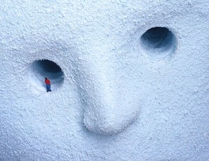 Tom Friedman, bigbluefigure, 2006 (detail). Styrofoam insulation, 42 × 168 × 55 ½ inches (106.7 × 426.7 × 141 cm) © Tom Friedman. Photo: © Douglas M. Parker Studio