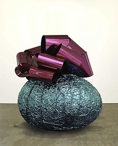 Jeff Koons, Baroque Egg with Bow, 2006. Mirror-polished stainless steel with transparent color coating, 83 ½ × 77 ¼ × 60 inches (212.1 × 196.2 × 152.4 cm), 1 of 5 unique versions © Jeff Koons
