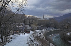 Gregory Crewdson, Untitled, winter 2006. Digital pigment print, framed: 58 ½ × 89 ½ inches (148.6 × 227.3 cm), edition of 6 © Gregory Crewdson