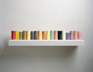 Rachel Whiteread, LINE UP, 2007–08. Plaster, pigment, resin, wood, and metal, 6 ¾ × 35 ½ × 9 ¾ inches (17 × 90 × 25 cm) © Rachel Whiteread