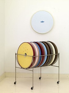 Robert Therrien, No title (disc cart II), 2006–08. Cart: stainless steel with plastic; Discs: steel with enamel and silkscreen on mounted paper with ink or graphite, 24 ¾ × 24 ¾ × 3 inches (62.8 × 62.8 × 7.6 cm) Photo by Joshua White