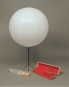 Piero Manzoni, Corpo d'aria, 1959–60. Wood box, rubber balloon, mouthpiece and base, 16 11/16 × 4 ⅞ × 1 ⅞ inches (42.5 × 12.4 × 4.8 cm) Photo: Archivio Opera Piero Manzoni