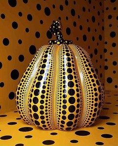 Yayoi Kusama, Pumpkin: medium, 2008. Fiberglass reinforced plastic, 68 ¾ × 70 ¾ × 74 ¼ inches (175 × 180 × 190 cm)