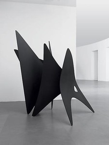 Alexander Calder, Five Points / Triangles, 1957. Painted steel, 85 × 50 × 90 inches (215.9 × 127 × 228.6 cm) © Calder Foundation, New York/Artists Rights Society (ARS), New York. Photo: Mike Bruce