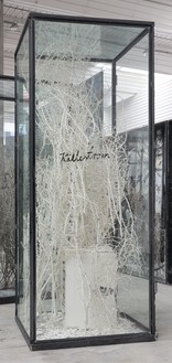 Anselm Kiefer, Kältestrom, 2010 Plaster-coated thorn bushes, plaster refrigerator, and resin ice cubes, in inscribed glass and steel vitrine, 126 ⅝ × 51 ¼ × 51 ¼ inches (322 × 130 × 130 cm)© Anselm Kiefer