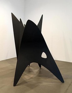 Alexander Calder, Triangles, 1957. Painted steel, 85 × 50 × 90 inches (215.9 × 127 × 228.6 cm)