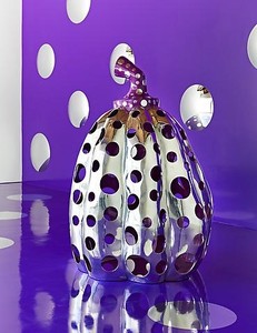 Yayoi Kusama, Reach Up to the Universe, Dotted Pumpkin, 2010. Aluminum, paint, 78 ¾ × 59 × 59 inches (200 × 150 × 150 cm) Photo by Douglas M. Parker Studio