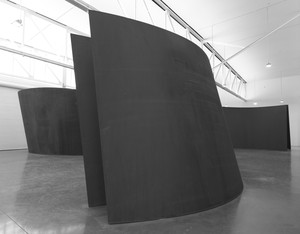 Installation view. Artwork © Richard Serra/Artists Rights Society (ARS), New York. Photo: Rob McKeever