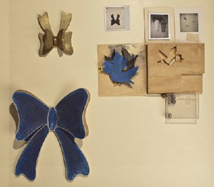 Robert Therrien, No title (Birds, bows and bells vitrine), 2010. Mixed media, Vitrine: 5 × 37 ½ × 36 ¾ inches (12.7 × 95.2 × 93.3 cm) © Robert Therrien, photo by Josh White
