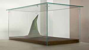 Robert Therrien, No title (Old witch hat), 1981–2011. Metal, paper, paint in glass and wood vitrine, 11 ¾ × 10 ½ × 10 ½ inches (29.8 × 26.7 × 26.7 cm) © Robert Therrien, photo by Josh White