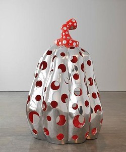 Yayoi Kusama, Reach Up to the Universe, Dotted Pumpkin, 2010. Aluminum, paint, 78 ¾ × 59 × 59 inches (200 × 150 x150cm)