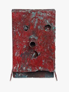 Mark Grotjahn, Untitled (Red and Blue For Maddy Mask M2.b), 2011–12. Painted bronze, 20 ½ × 12 ¼ × 7 ½ inches (52.1 × 31.1 × 19 cm) © Mark Grotjahn