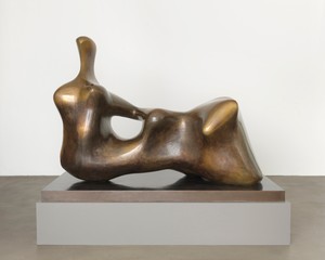 Henry Moore, Reclining Figure: Hand, 1979. Bronze, 64 ⅝ × 90 ⅝ × 52 inches (164 × 230 × 132 cm), edition of 9 Reproduced by permission of the Henry Moore Foundation. Photo: Mike Bruce