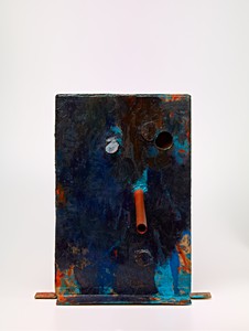 Mark Grotjahn, Untitled (Dark Blue Over Light Blue Orange Brown Nose Morgan Mask M21.b), 2012. Painted bronze, 33 ¾ × 29 ½ × 32 inches (85.7 × 74.9 × 81.3 cm) © Mark Grotjahn. Photo: Rob McKeever