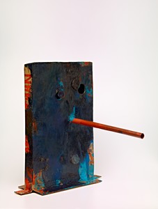 Mark Grotjahn, Untitled (Dark Blue Over Light Blue Orange Brown Nose Morgan Mask M21.b), 2012. Painted bronze, 33 ¾ × 29 ½ × 32 inches (85.7 × 74.9 × 81.3 cm) © Mark Grotjahn. Photo: Rob McKeever