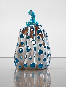 Yayoi Kusama, Reach Up to the Universe, Dotted Pumpkin, 2010. Aluminum, paint, 78 ¾ × 51 × 51 inches (200 × 129.5 × 129.5 cm) Photo by Douglas M. Parker Studio