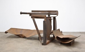 Anthony Caro, Solitude, 2012. Steel, rusted, 62 3/16 × 165 × 68 ⅞ inches (158 × 419 × 175 cm) © Barford Sculptures Ltd. Photo: John Hammond