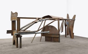 Anthony Caro, Wandering, 2012. Steel, rusted, 103 ⅛ × 311 × 68 ⅛ inches (262 × 790 × 173 cm) © Barford Sculptures Ltd. Photo: John Hammond
