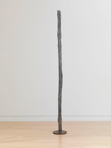 David Smith, Forging VI, 1955. Varnished steel, 79 ¼ × 9 × 9 inches (201.3 × 22.9 × 22.9 cm) © The Estate of David Smith/Licensed by VAGA, New York, photo by Rob McKeever