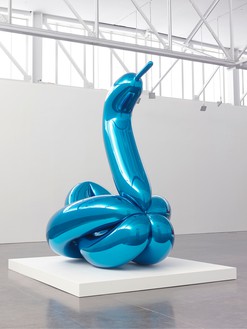 Jeff Koons, Balloon Swan (Blue), 2004–11 Mirror-polished stainless steel with transparent color coating, 138 × 119 × 94 inches (350.5 × 302.3 × 238.8 cm), 1 of 5 unique versions© Jeff Koons. Photo: Rob McKeever