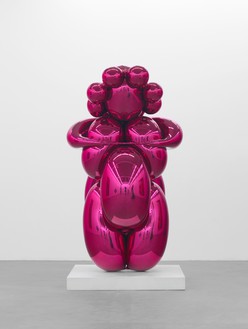 Jeff Koons, Balloon Venus (Magenta), 2008–12 Mirror-polished stainless steel with transparent color coating 102 × 48 × 50 inches (259.1 × 121.9 × 127 cm), 1 of 5 unique versions© Jeff Koons