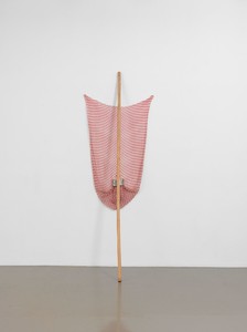 Robert Rauschenberg, Untitled (Jammer), 1975. Sewn fabric with rattan pole, twine, and tin cans, 100 × 36 × 27 inches (254 × 91.4 × 68.6 cm) © The Robert Rauschenberg Foundation 2013/Licensed by VAGA, New York