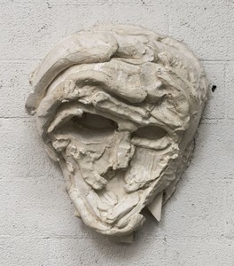 Thomas Houseago, Roman Masks II, 2013. Tuf-Cal, hemp, iron rebar, 29 ¾ × 22 13/16 × 11 11/16 inches (75.5 × 58 × 29.7 cm)