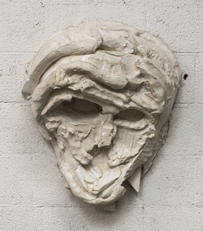 Thomas Houseago, Roman Masks II, 2013 Tuf-Cal, hemp, iron rebar, 29 ¾ × 22 13/16 × 11 11/16 inches (75.5 × 58 × 29.7 cm)
