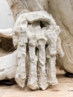 Thomas Houseago, Reclining Figure (For Rome), 2013 (detail) Tuf-Cal, hemp, iron rebar, and wood, 66 × 148 × 68 inches (167.6 × 375.9 × 172.7 cm)© Thomas Houseago