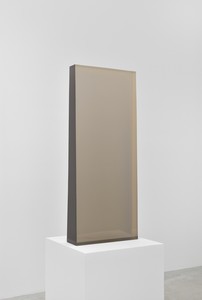 Dewain Valentine, Column Gray, 1975. Cast polyester resin, 42 ⅞ × 17 ⅜ × 5 ½ inches (109 × 44 × 14 cm) © Dewain Valentine