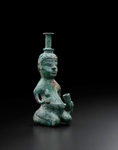 Small kneeling figure water container and dropper, Han dynasty (206 BCE–220 CE), Southwest China. Bronze, height: 5 ½ inches (14 cm) Photo: Frédéric Dehaen, Studio Roger Asselberghs