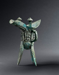 Archaic vessel (jue), late Shang dynasty (1600–1050 BCE) to middle to late Anyang culture (1300–1050 BCE)—12th–11th century BCE. Bronze, height: 7 ⅞ inches (20 cm) Photo: Frédéric Dehaen, Studio Roger Asselberghs