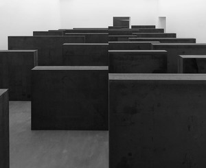Richard Serra, Ramble, 2014. Weatherproof steel, 24 plates, overall: 6 feet × 39 feet 3 inches × 31 feet 6 inches (1.83 × 11.96 × 9.6 m) © Richard Serra/Artists Rights Society (ARS), New York. Photo: Mike Bruce