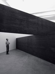 Richard Serra, London Cross, 2014. Weatherproof steel, 14 feet ½ inch × 28 feet 5 ¾ inches × 28 feet 5 ¾ inches (4.28 × 8.68 × 8.68 cm) © Richard Serra/Artists Rights Society (ARS), New York. Photo: Mike Bruce