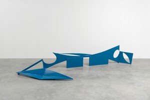 Anthony Caro, Drift, 1970. Painted stainless steel and steel, 29 ½ × 168 ⅛ × 48 inches (75 × 427 × 122 cm) Photo: Mike Bruce