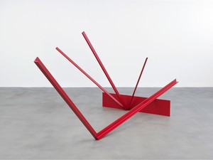 Anthony Caro, Wide, 1964. Painted steel and aluminum, 58 ⅞ × 60 ⅛ × 160 ⅛ inches (149.5 × 152.5 × 406.5 cm) Photo: Mike Bruce