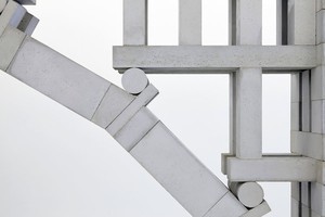 Chris Burden, Three Arch Dry Stack Bridge, ¼ Scale, 2013 (detail). 974 hand-cast concrete blocks and wood base, 46 × 332 ½ × 21 inches (116.8 × 844.6 × 53.3 cm) © Chris Burden/Licensed by The Chris Burden Estate and Artists Rights Society (ARS), New York. Photo: Thomas Lannes
