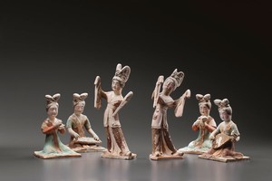 Court lady musicians and dancers, Tang dynasty (618–907)—early 8th century. Beige earthenware with black, red, green, and brown pigments, set of 6; dancers, height: 11–11 ⅜ inches (28–29 cm); musicians, height: 7 ⅛–7 ½ inches (18–19 cm)