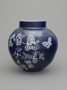 Shio Kusaka, (flower 1), 2014. Stoneware, 17 ¾ × 17 ¾ × 17 ¾ inches (45.1 × 45.1 × 45.1 cm)
