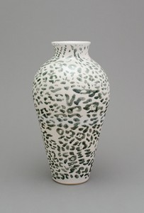 Shio Kusaka, (animal 3), 2014. Stoneware, 22 ½ × 12 ¼ × 12 ¼ inches (57.2 × 31.1 × 31.1 cm)