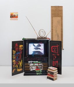 Nam June Paik, Chinese Memory, 2005. Single-channel video (color, silent) in vintage television cabinet with permanent oil marker, acrylic, record cover, scroll, antennae, and books, 81 × 55 × 44 inches (205.7 × 139.7 × 111.8 cm) © Nam June Paik Estate