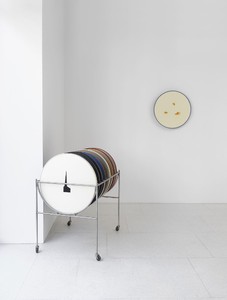 Robert Therrien, No title (disc cart II), 2006–08. Cart: stainless steel with plastic; discs: steel with enamel and silkscreen or graphite on each disc, 34 ¾ × 27 × 42 inches (88.3 × 68.6 × 106.7 cm) Photo by Mike Bruce