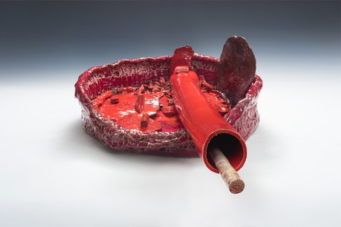 Sterling Ruby, Basin Theology/DOPR, 2014 Ceramic, 12 ½ × 26 × 51 inches (31.8 × 67.3 × 129.5 cm)© Sterling Ruby. Photo: Robert Wedemeyer