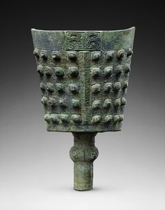 Bell (nao), late Shang dynasty (c. 1600–1050 BCE). Bronze with green and blue patina and malachite and azurite encrustation, height: 22 ⅝ inches (57.4 cm), width: 14 ½ inches (37 cm) Provenance: Private Collection, Switzerland Photo: Frédéric Dehaen, Studio Roger Asselberghs