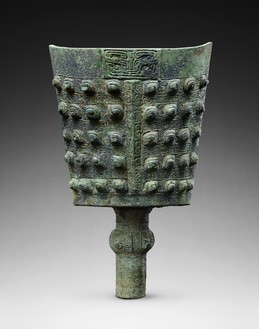 Bell (nao), late Shang dynasty (c. 1600–1050 BCE) Bronze with green and blue patina and malachite and azurite encrustation, height: 22 ⅝ inches (57.4 cm), width: 14 ½ inches (37 cm)Provenance: Private Collection, SwitzerlandPhoto: Frédéric Dehaen, Studio Roger Asselberghs